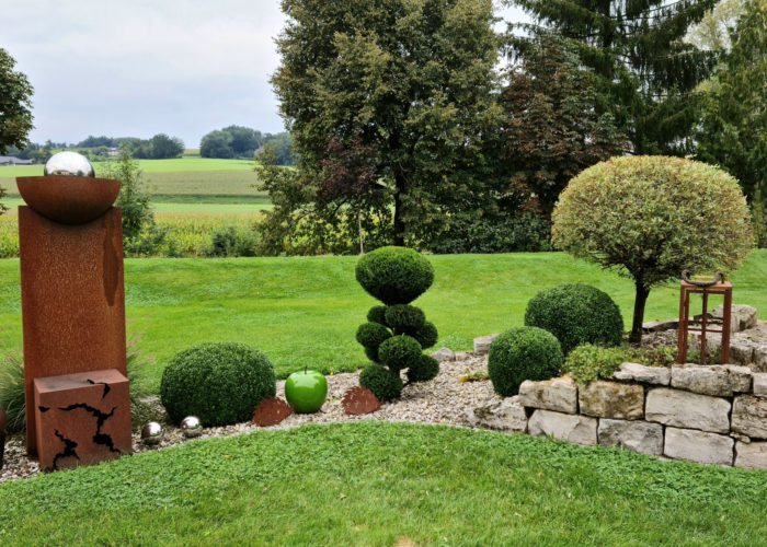 gepflegter Garten, Gärtner in Kematen, grüne Wiese, Sträucher in Beet